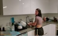 Nalibogan sa GF na naghuhugas ng Pinggan